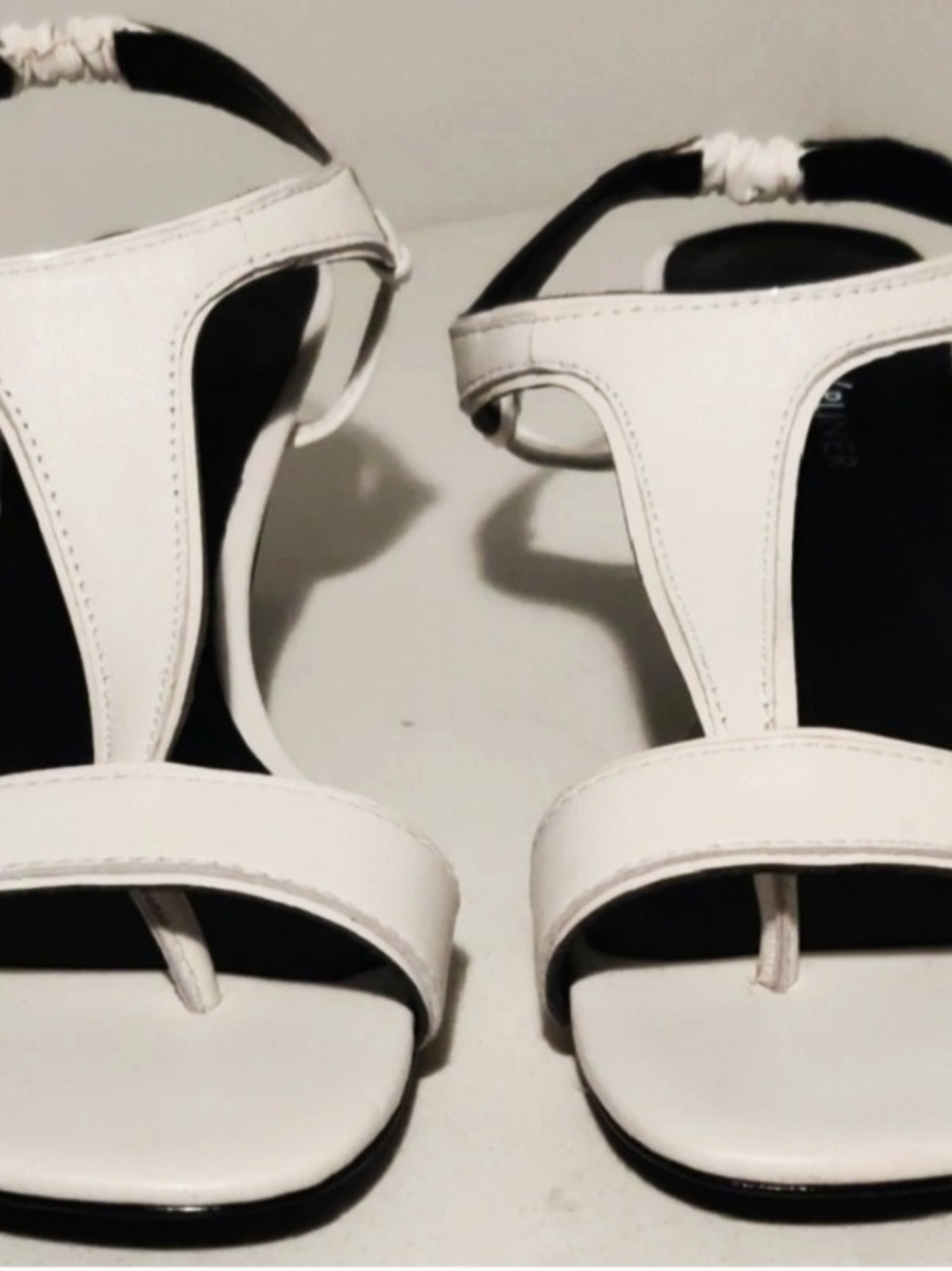 Donald J Pliner Womens 8M Caro T-strap White Leather Sandals...New